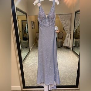 Only worn once it looks absolutely stunning in the sunlight!